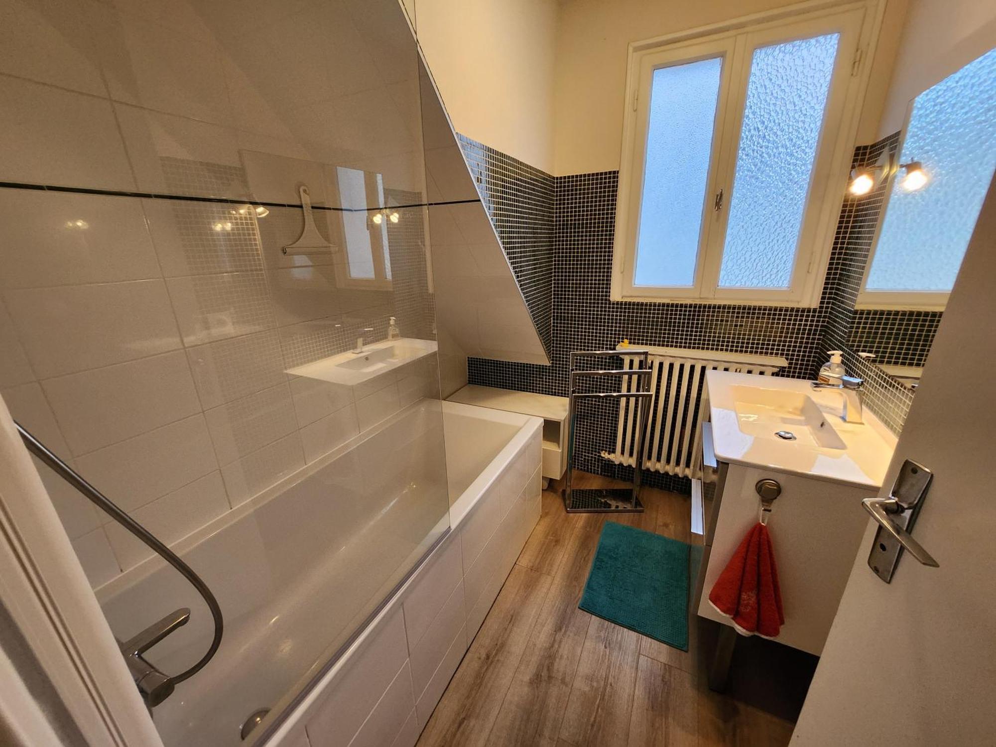 Grande Maison En Bord De *